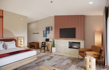 Hypo-allergenic bedding, pillowtop beds, desk, laptop workspace at Outbound Sedona
