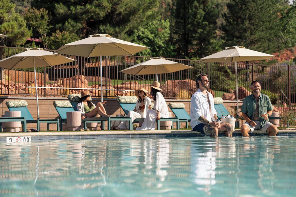 Una piscina al aire libre