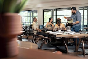 Café da manhã completo todos os dias mediante uma taxa