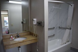 وحدات دش مع أحواض استحمام، مستلزمات مجانية للعناية الشخصية، مجففات شعر