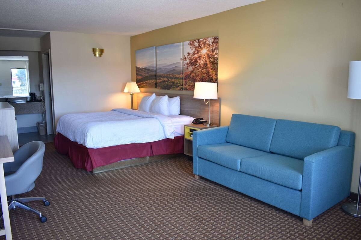 Desk, iron/ironing board, rollaway beds, free WiFi