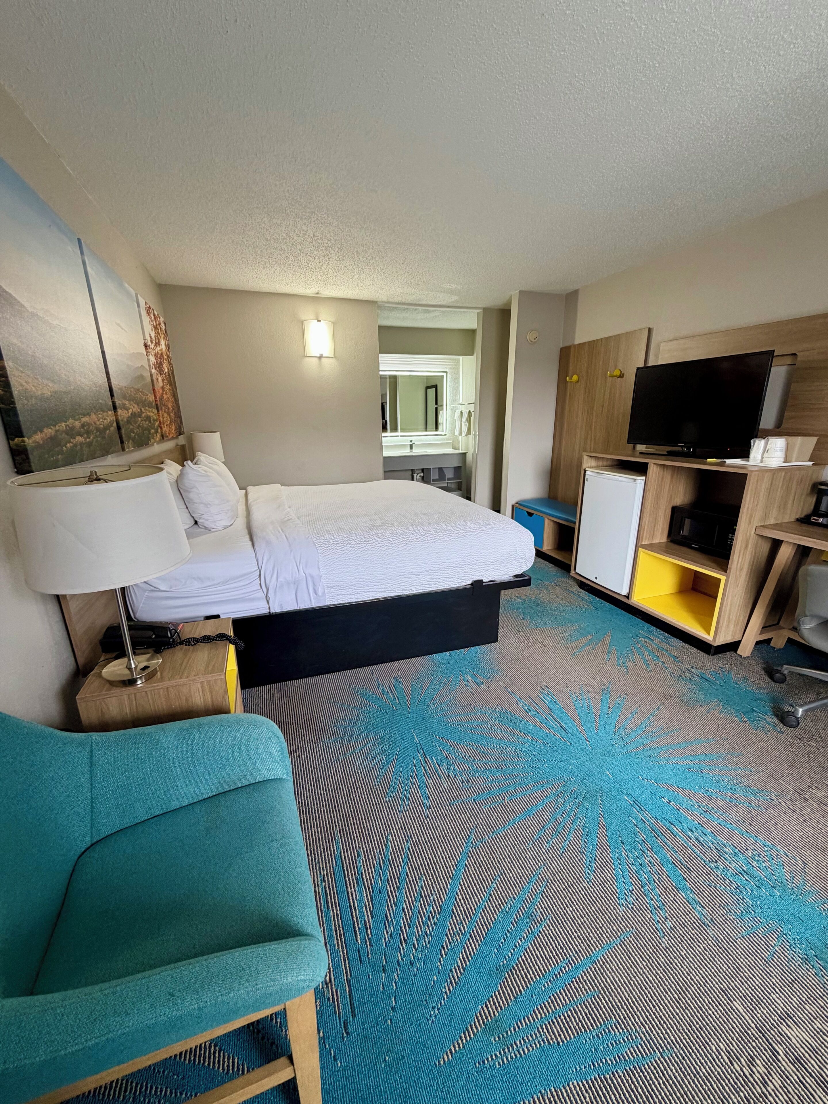 Standard Room, 1 King Bed, Smoking | Desk, iron/ironing board (on request), rollaway beds (surcharge)