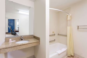 Combined shower/bathtub, free toiletries, hair dryer, towels