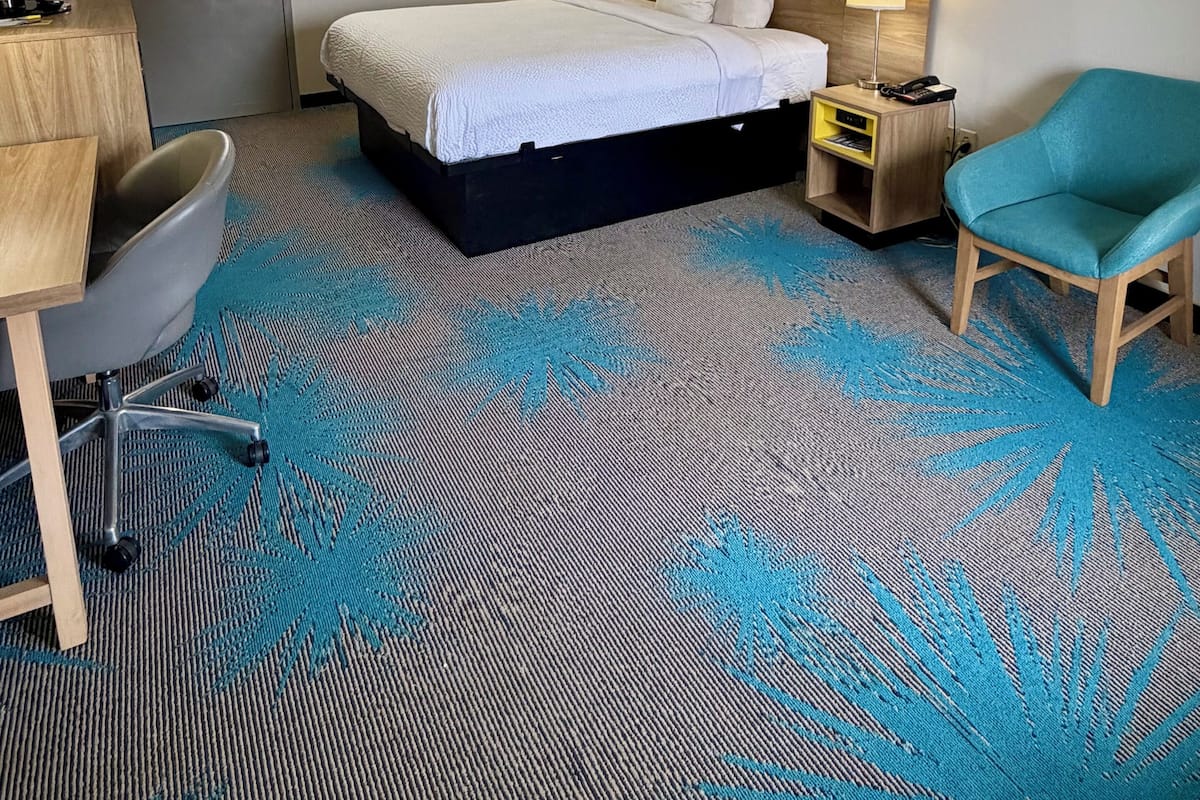Room, 1 King Bed, Accessible | Desk, iron/ironing board (on request), rollaway beds (surcharge)