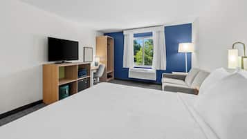 Room, 1 King Bed with Sofa bed | Bathroom | Combined shower/tub, hair dryer, towels, soap
