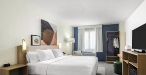 Pillowtop beds, desk, laptop workspace, blackout drapes - Spark by Hilton Milford Boston (Milford)