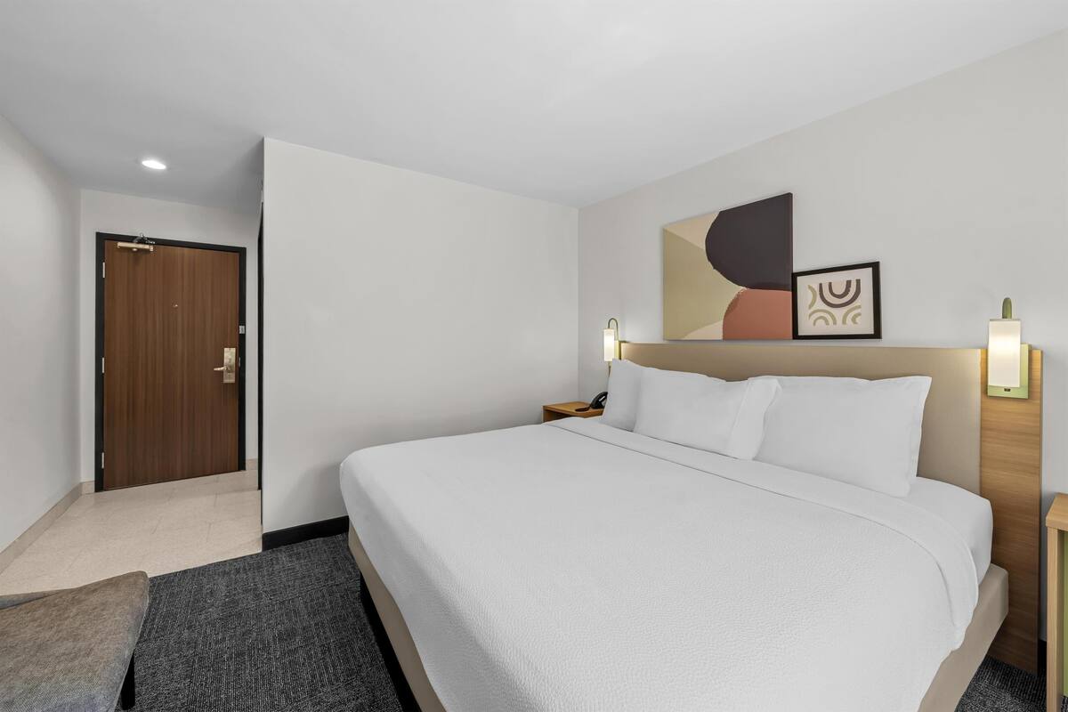 Room, 1 King Bed | Pillowtop beds, desk, laptop workspace, blackout drapes