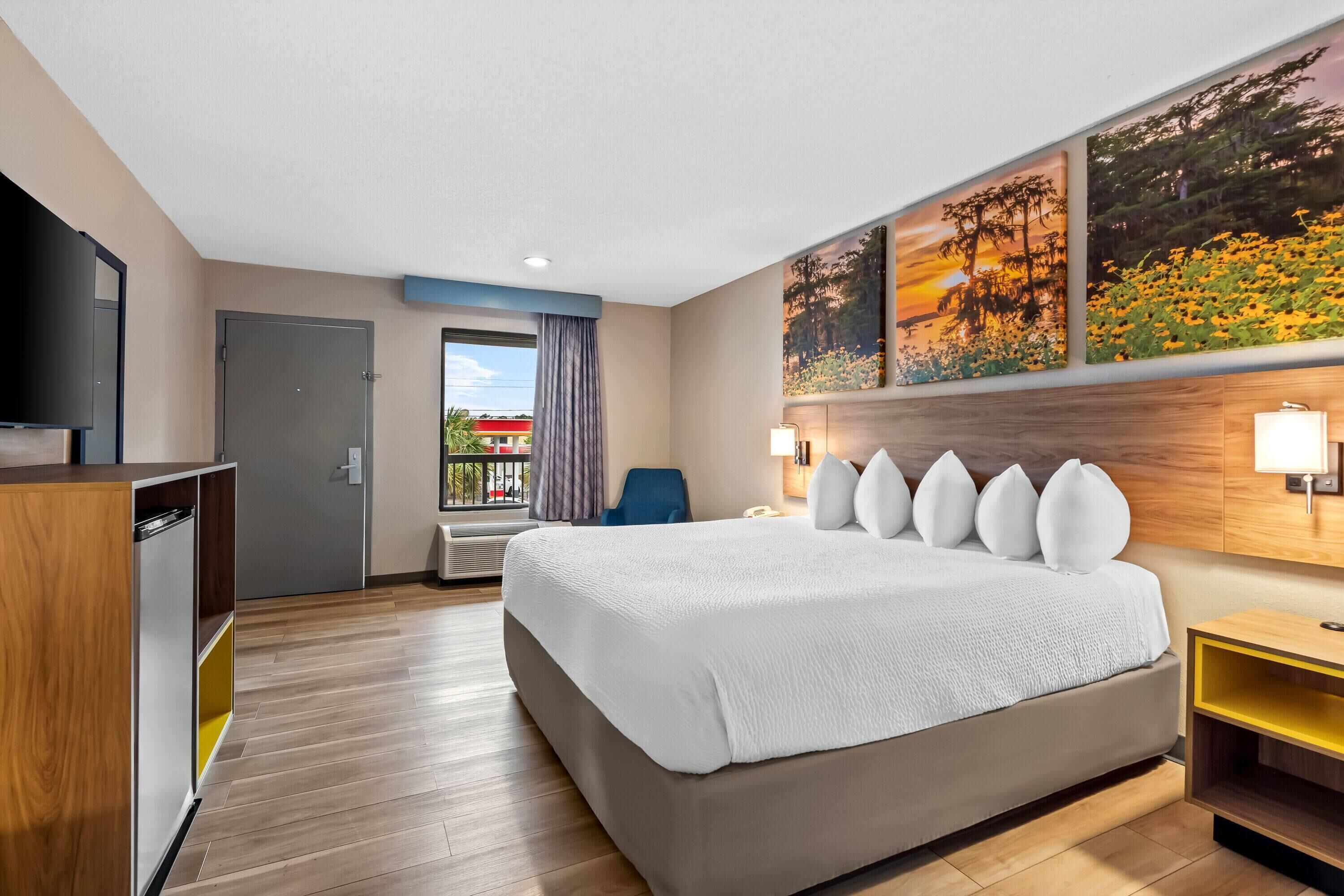 Escritorio, tabla de planchar con plancha, wifi gratis y ropa de cama