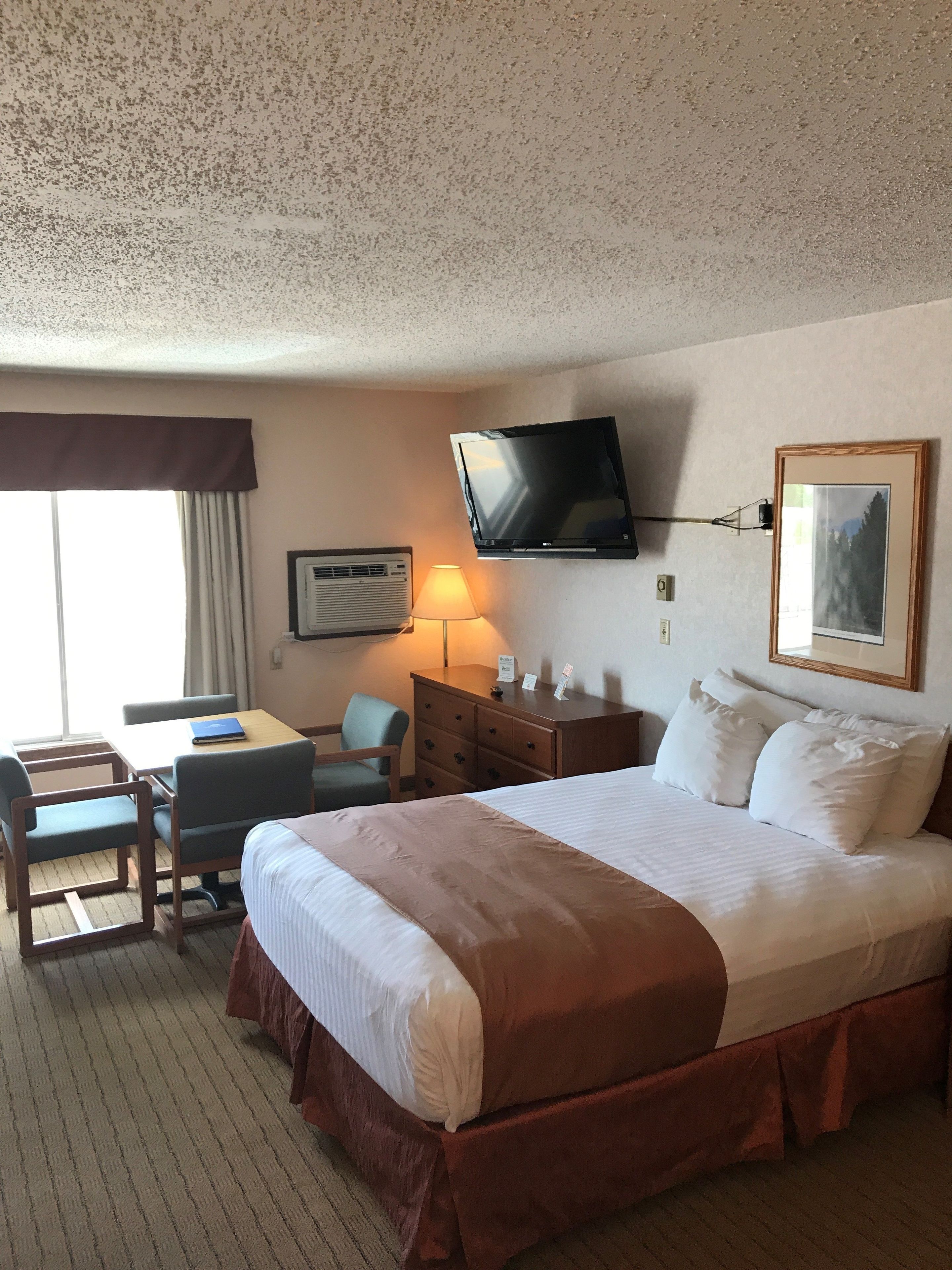 Két bảo mật tại phòng, bàn, màn/rèm cản sáng, bàn ủi/dụng cụ ủi quần áo 