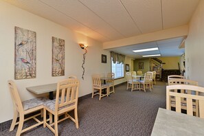 Dining - Super 8 by Wyndham Rapid City (Rapid City)