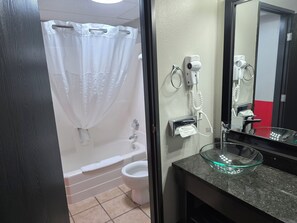 Habitación, 1 cama King size, para no fumadores | Baño | Tina con regadera, amenidades de baño gratuitas, secadora de cabello