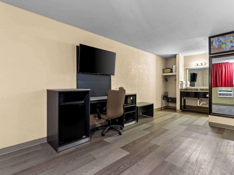 Suite, 1 kingsize bed met slaapbank, niet-roken | Een kluis op de kamer, een bureau, een strijkplank/strijkijzer