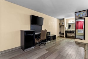 Phòng Suite, 1 giường cỡ king và sofa giường, không hút thuốc | Két bảo mật tại phòng, bàn, bàn ủi/dụng cụ ủi quần áo
