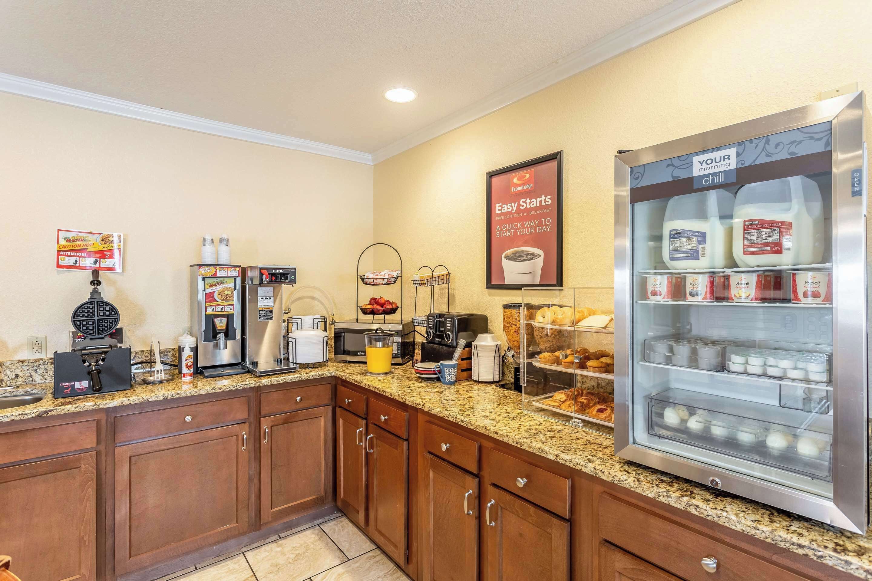 Free daily continental breakfast 