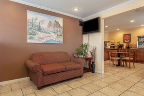 Lobby - Econo Lodge Inn & Suites Santa Rosa (Santa Rosa)