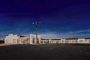 Exterior - Econo Lodge Inn & Suites Santa Rosa (Santa Rosa)