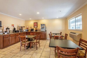 Free daily continental breakfast  - Econo Lodge Inn & Suites Santa Rosa (Santa Rosa)