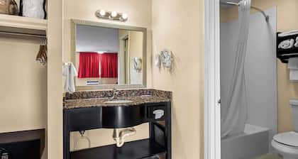 Econo Lodge Inn & Suites Santa Rosa