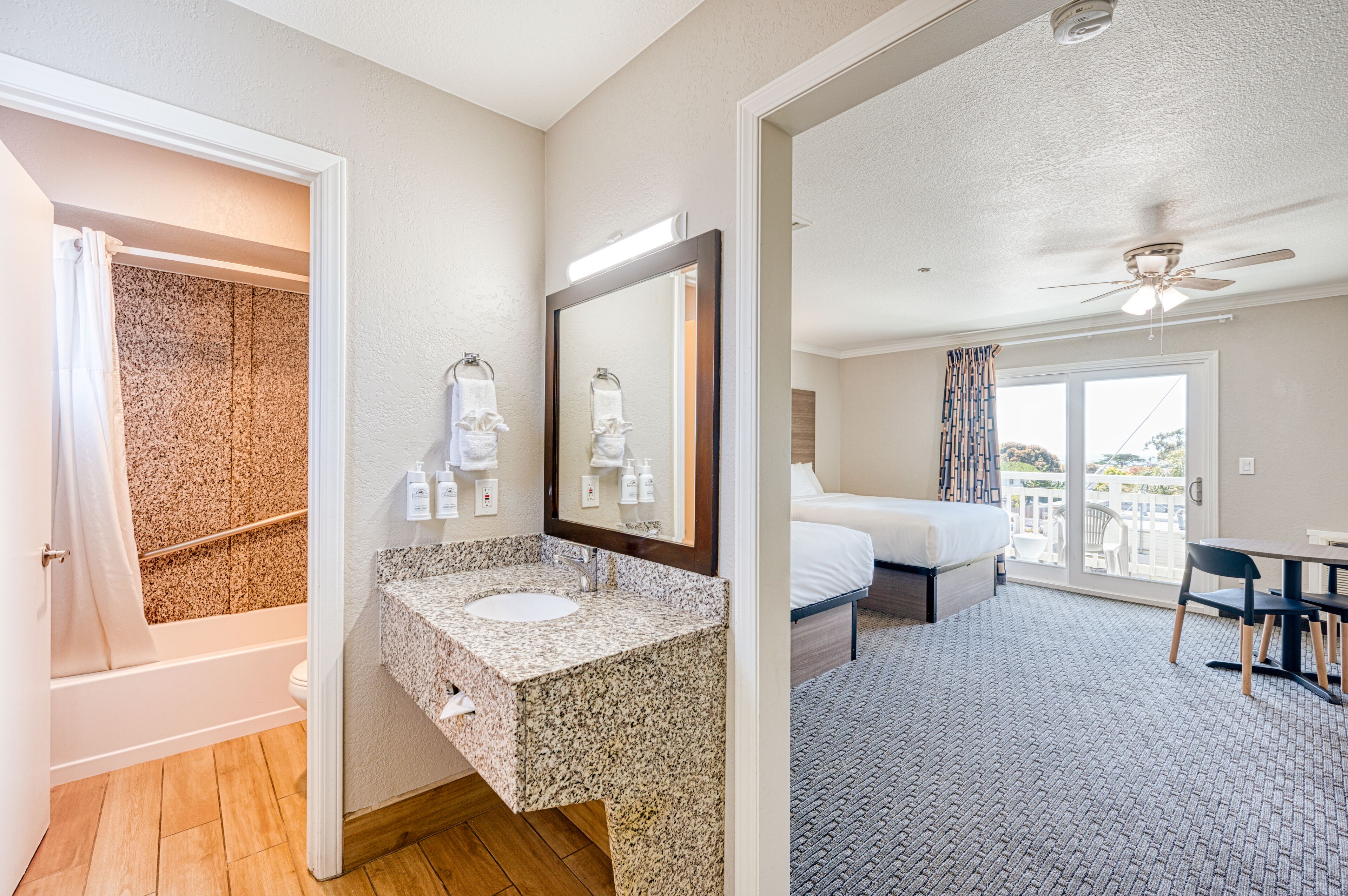 Quarto standard, 2 camas Queen, vista parcial para o oceano | Escrivaninha, ferros/tábuas de passar roupa