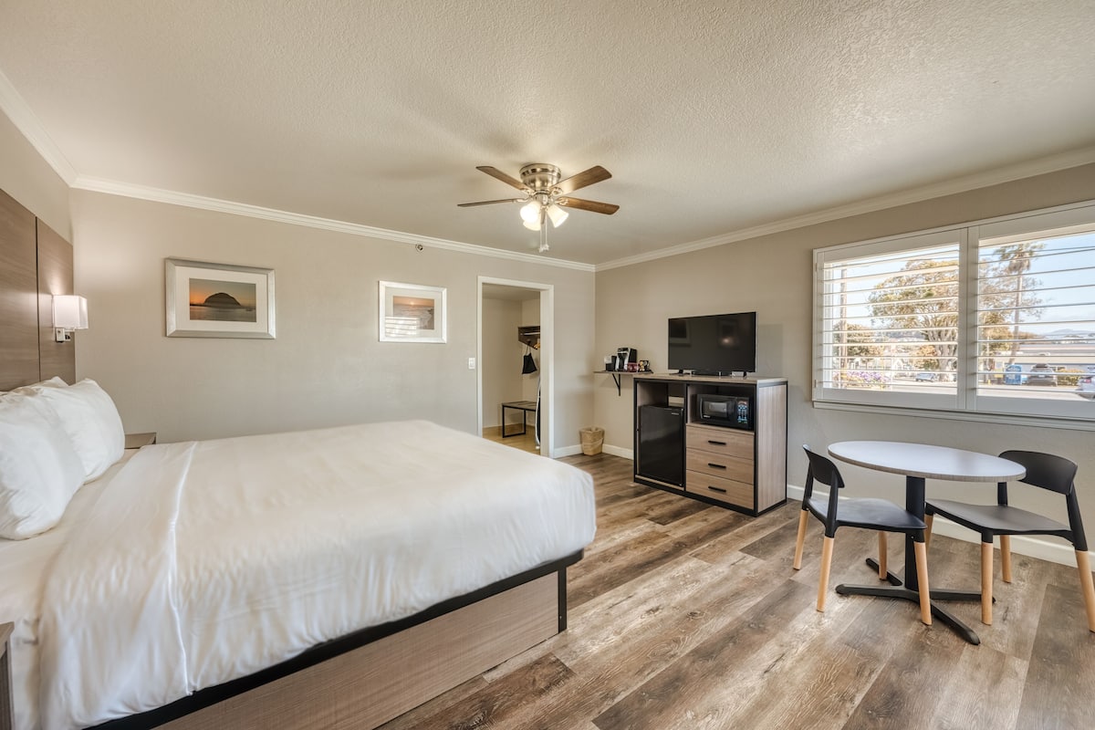 Standard Room, 1 King Bed | Desk, iron/ironing board, rollaway beds, free WiFi