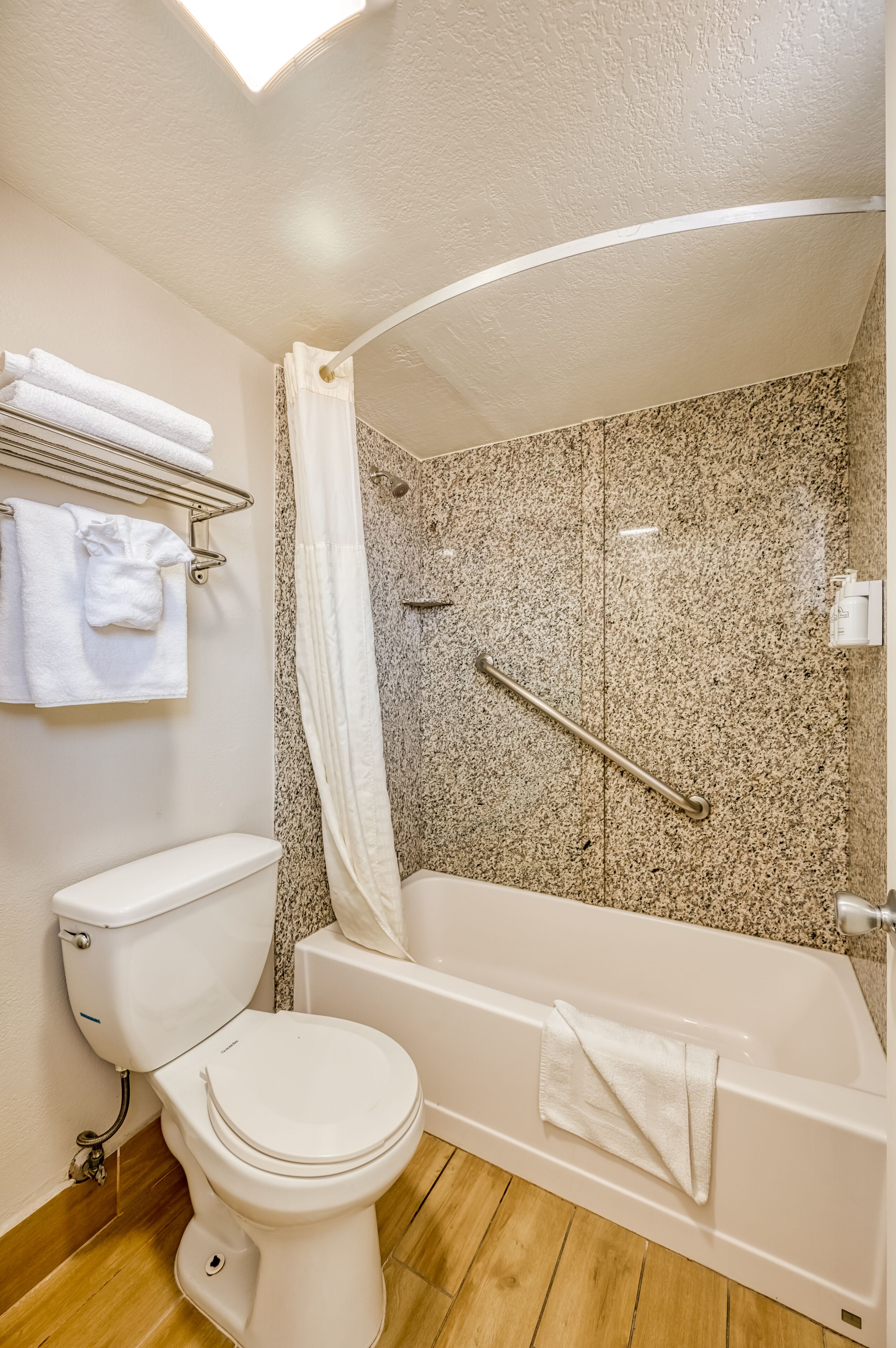 standard room, 1 king bed | bathroom | combined shower/bathtub, hydromassage showerhead, hair dryer, towels