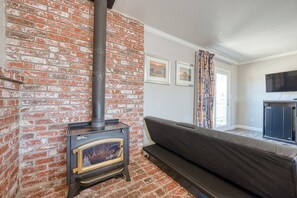 Suite, 1 King Bed | Desk, iron/ironing board, rollaway beds, free WiFi