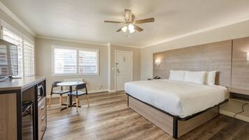 Chambre Standard, 1 trÚs grand lit | Bureau, fer et planche à repasser, lits pliants/supplémentaires