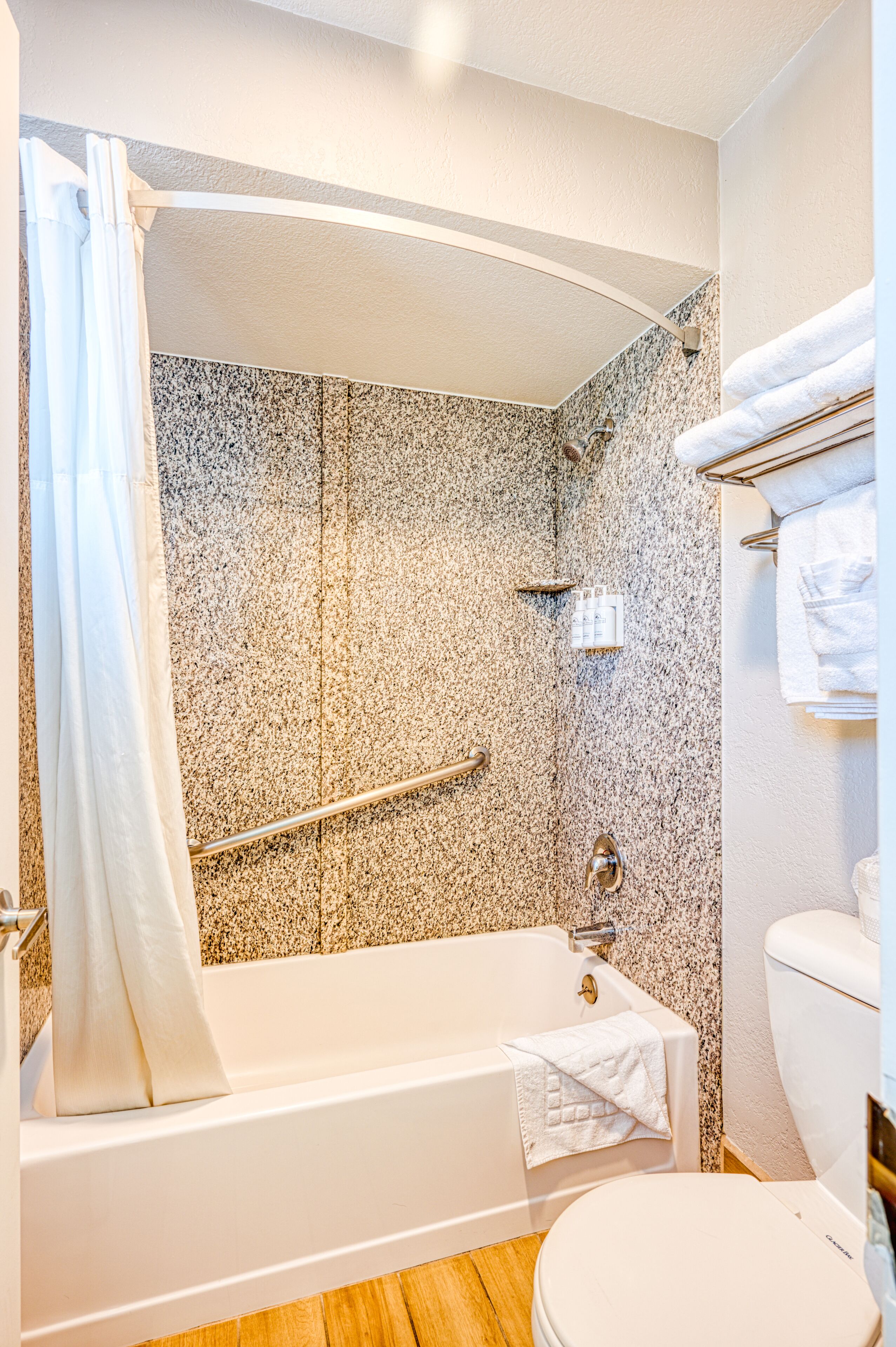 Un baño con bañera, ducha e inodoro.
