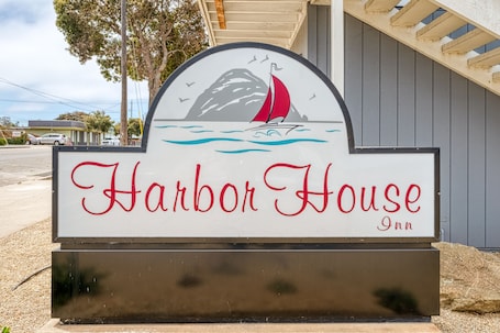 Exterior. Harbor House Inn Morro Bay