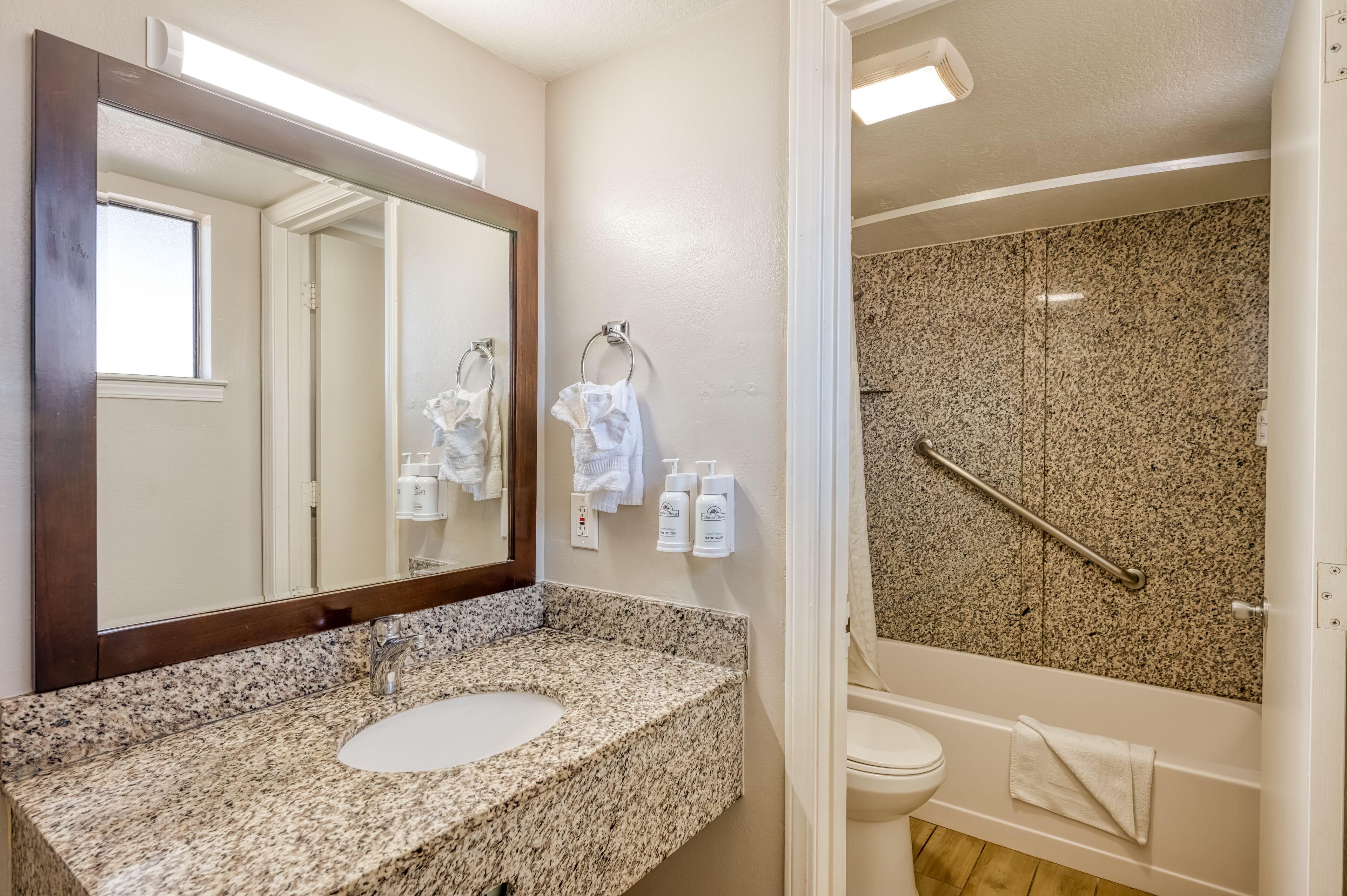 standard room, 1 king bed | bathroom | combined shower/bathtub, hydromassage showerhead, hair dryer, towels