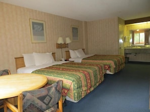ألحفة محشوة بالريش وأسرّة بطبقة علوية مريحة ومكتب