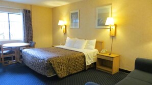 Down comforters, pillowtop beds, desk, laptop workspace - Grand Park Inn Anaheim Maingate (Anaheim)