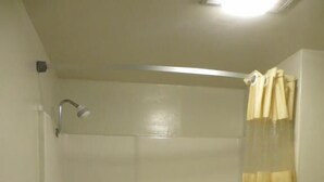 Basic Room | Bathroom | Combined shower/tub, free toiletries, hair dryer, towels - Grand Park Inn Anaheim Maingate (Anaheim)