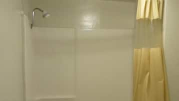 Quarto básico | Banheiro | Chuveiro/banheira combinados, produtos de toalete grátis