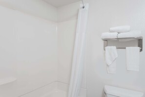 Combined shower/tub, free toiletries, hair dryer, towels