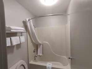 Tina con regadera, amenidades de baño gratuitas, toallas 