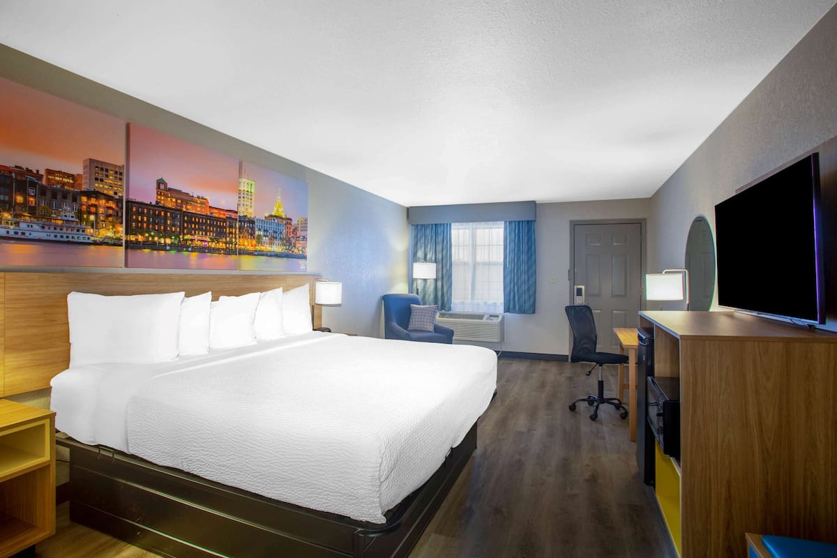 Suite, 1 King Bed, Non Smoking, Hot Tub | Desk, iron/ironing board, free WiFi, bed sheets