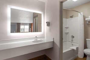 Articles de toilette (gratuits), séchoir à cheveux, serviettes fournies