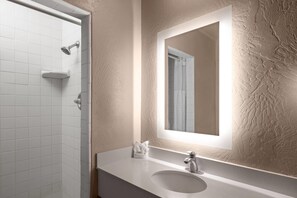 Chambre Standard, 1 grand lit, fumeur | Salle de bain | Articles de toilette (gratuits), séchoir à cheveux, serviettes fournies
