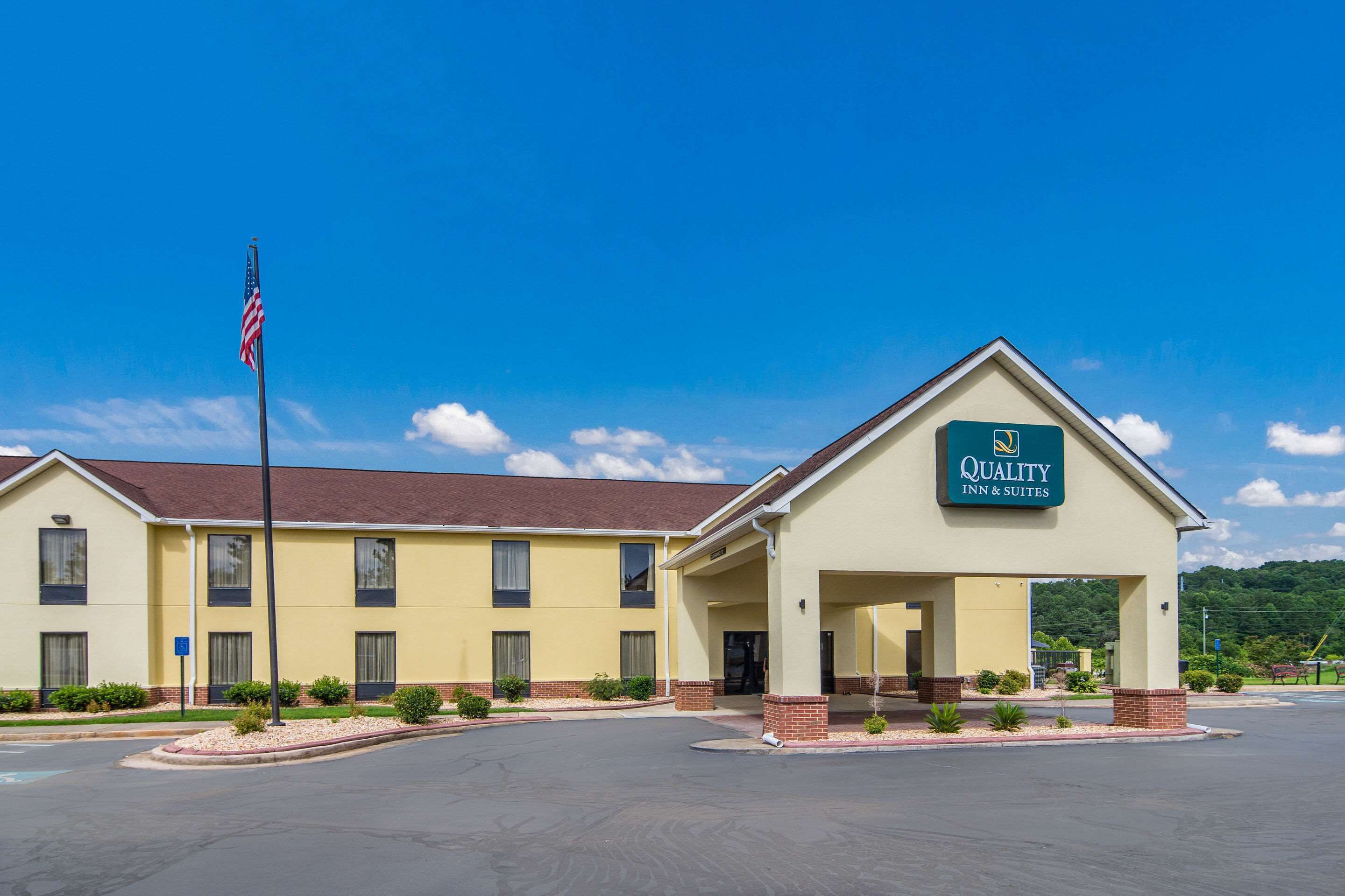Un hôtel de deux étages avec une enseigne indiquant « Quality Inn & Suites ».