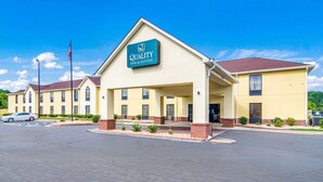 A hotel with a sign reading "Quality Inn & Suites" featuring a covered entrance, brick pillars, and a parking lot. - Quality Inn & Suites Canton, GA (Canton)