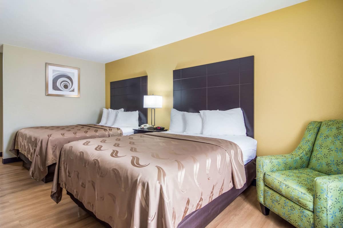 Quarto standard, 2 camas de casal, para não fumantes | Escrivaninha, quartos à prova de som, ferros/tábuas de passar roupa