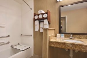Bañera con ducha, artículos de tocador gratuitos, secador de pelo, batas