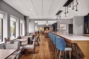 Free daily buffet breakfast - Hampton Inn & Suites Chicago Downtown (Chicago)