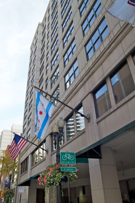 Hampton Inn Suites Chicago Downtown - Image 4