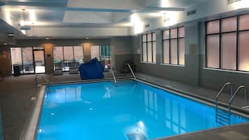 Piscina interna, funciona das 7h às 22h, espreguiçadeiras