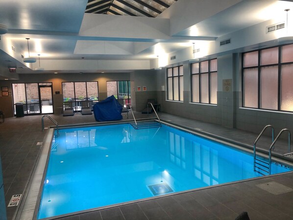 Piscina coperta, con ingresso dalle 07:00 alle 22:00, lettini