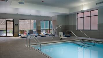 Sisäuima-allas avoinna 7.00–22.00, aurinkotuoleja