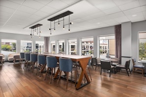 Free daily buffet breakfast - Hampton Inn & Suites Chicago Downtown (Chicago)