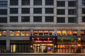 Exterior - Hampton Inn & Suites Chicago Downtown (Chicago)